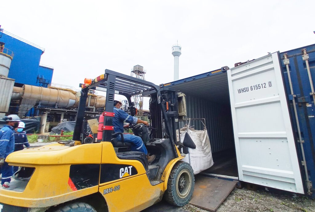 Montacarga colocando el polvo de acería en container