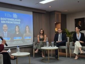 Sandra Terranova, Gerente General de Alpina Ecuador, presentó las decisiones estratégicas que transforman la cadena de valor láctea mediante innovación, eficiencia energética y desarrollo comunitario.