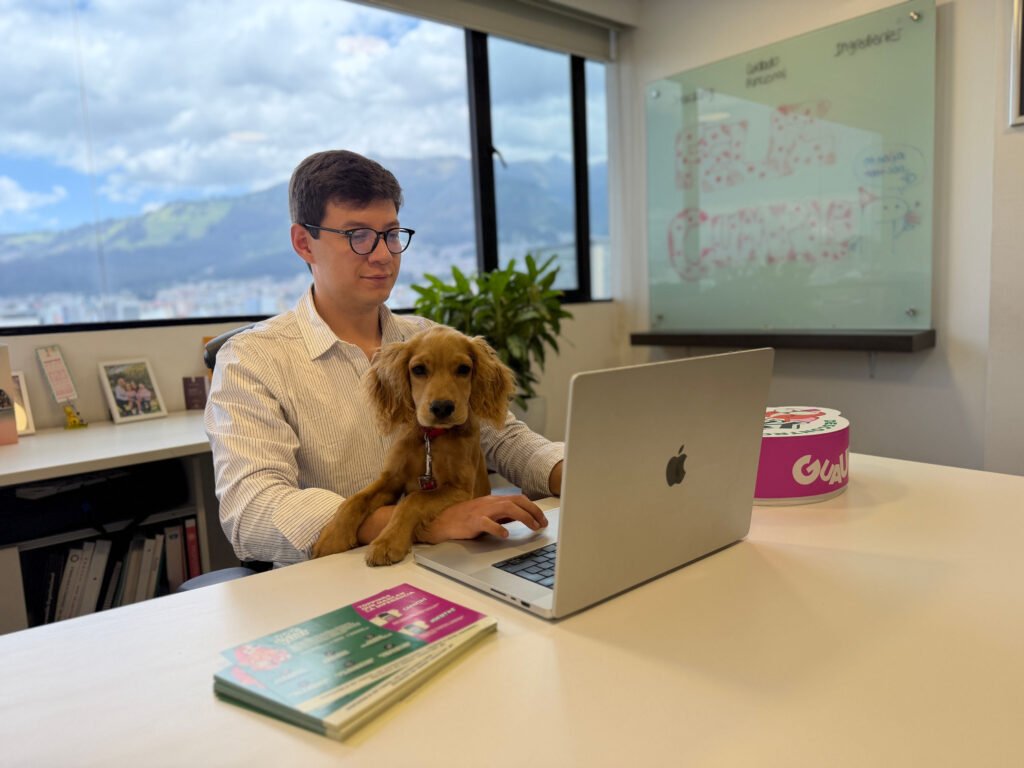 Daniel Correa, Coordinador de Marketing de Alpina, junto a su mascota