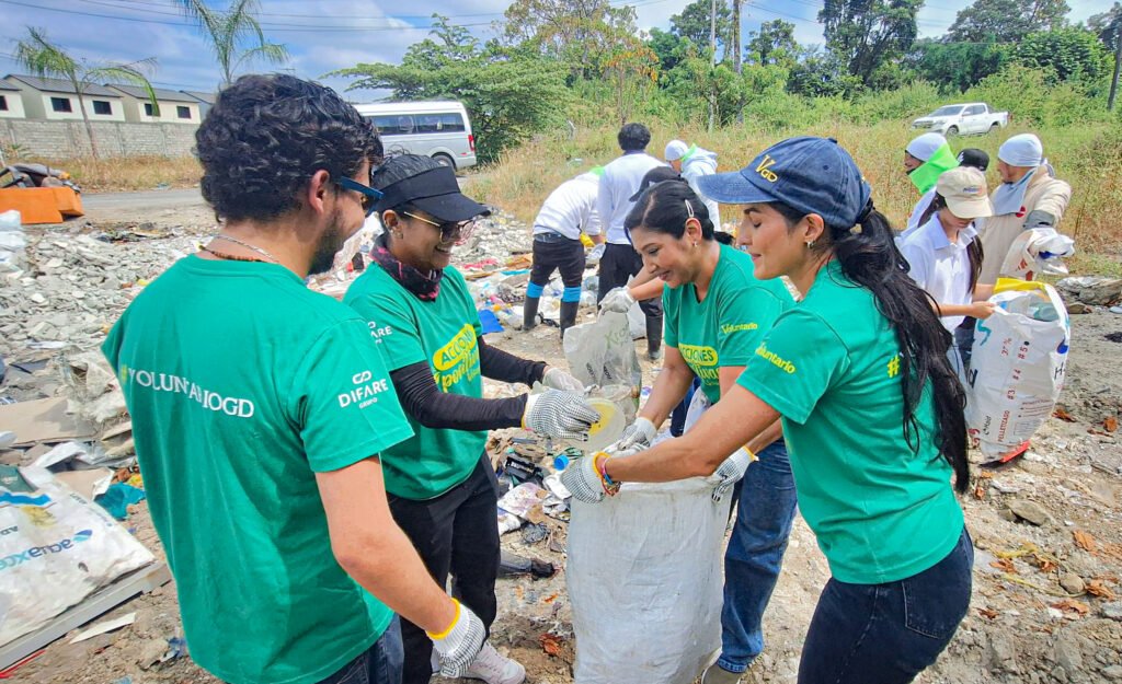 Minga con voluntarios DIFARE
