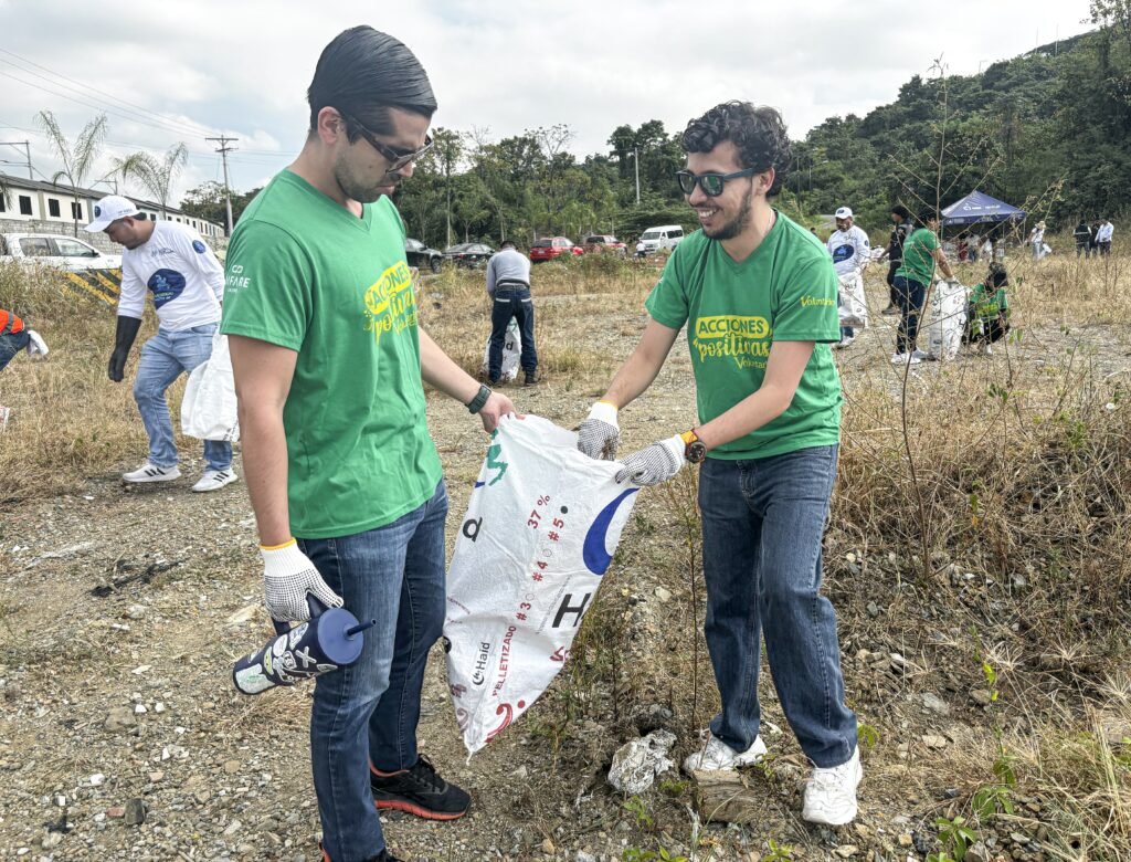 Personas realizando minga de limpieza